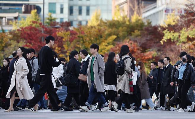 쌀쌀한 아침 기온을 보이는 지난 5일 오전 서울 광화문광장에서 시민들이 두꺼운 옷차림을 한 채 걸어가고 있다. 연합뉴스