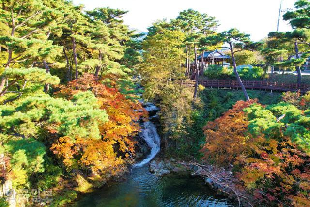 덕유산 칠연계곡이 시작되는 용추폭포. 도로에서 폭포가 바로 보인다.