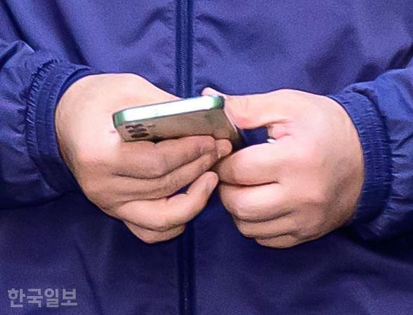 공천개입 의혹을 받고 있는 명태균씨가 6일 오전 경남 창원시 자택에서 나오던 중 휴대폰을 꽉 쥐고 있다. 명씨는 이날 자정을 넘긴 시각 자택으로 귀가해 이른 오전 집 밖으로 나왔다. 창원=최주연 기자