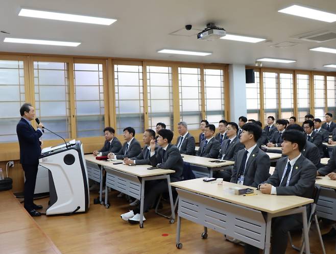 전갑길 국기원 이사장이 개강식이 끝난 뒤 파견사범들을 대상으로 특강을 실시했다. 사진=국기원