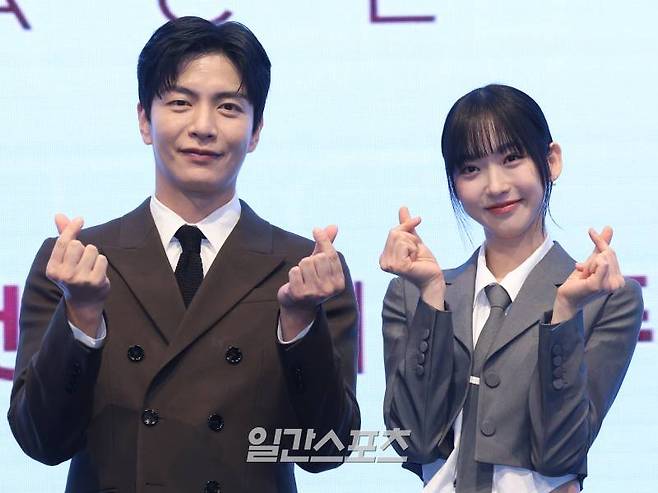 배우 이민기, 한지현이 6일 오후 서울 구로구 더세인트에서 열린 KBS2 수목드라마 '페이스미' 제작발표회에서 포즈를 취하고 있다. '페이스미'는 냉정한 성형외과 의사와 열정적인 강력계 MZ 형사가 범죄 피해자 재건 성형을 통해 사건의 진실을 쫓는 공조 추적 메디컬 드라마. 6일 밤 9시 50분 첫 방송. 서병수 기자 qudtn@edaily.co.kr /2024.11.06/