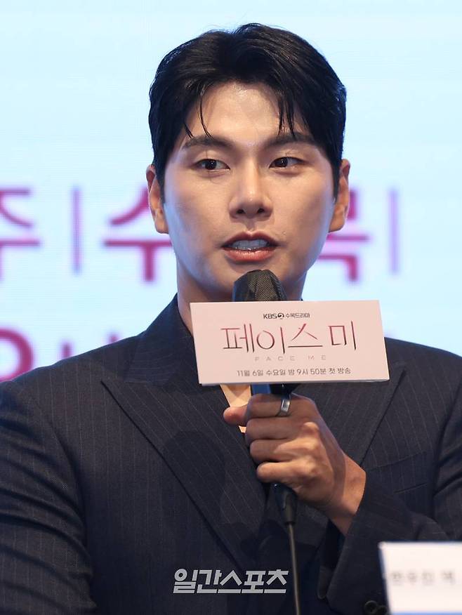 배우 이이경이 6일 오후 서울 구로구 더세인트에서 열린 KBS2 수목드라마 '페이스미' 제작발표회에서 인사말을 하고 있다. '페이스미'는 냉정한 성형외과 의사와 열정적인 강력계 MZ 형사가 범죄 피해자 재건 성형을 통해 사건의 진실을 쫓는 공조 추적 메디컬 드라마. 6일 밤 9시 50분 첫 방송. 서병수 기자 qudtn@edaily.co.kr /2024.11.06/