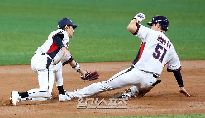 2024 세계야구소프트볼연맹(WBSC) 프리미어12에 참가하는 대한민국 야구대표팀과 상무와의 평가전이 6일 오후 서울 고척스카이돔에서 열렸다. 1회말 1사 1루 김도영의 삼진 때 1루주자 홍창기가 2루수 신민재의 태그에 앞서 도루에 성공하고 있다. 고척=김민규 기자 mgkim1@edaily.co.kr /2024.11.06/