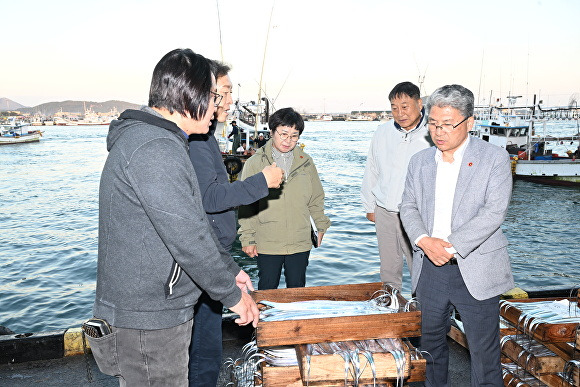 이상봉 제주특별자치도의회 의장(맨 오른쪽) 등 의원들이 '11월 현장소통 성산수협 위판장 점검 및 간담회'에서 경매 상황을 살펴보고 있다.. [사진=제주특별자치도의회]