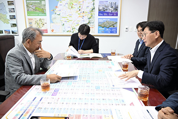 최훈식 장수군수(우)가 윤준병 국회 예결위원을 찾아 지역현안사업의 국가예산 반영을 건의하고 있다. [사진=장수군 ]