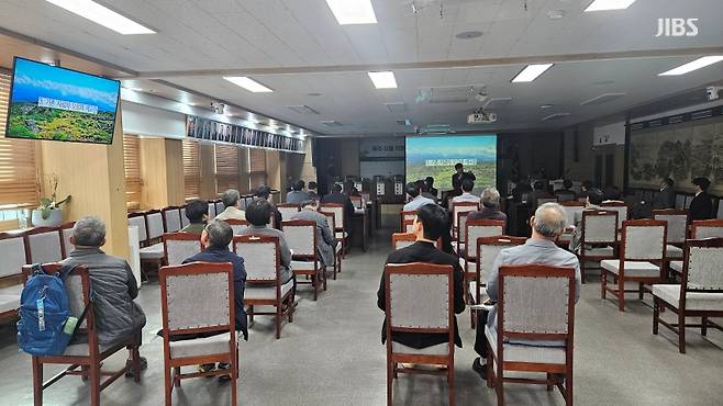 오창명 제주국제대학교 교수가 제주 오름 명칭 고증에 대한 주제발표를 진행하는 모습 (사진, 김재연 기자)