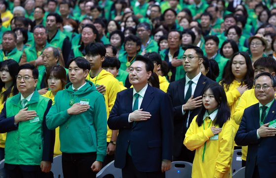 윤석열 대통령이 5일 경기도 고양시 킨텍스에서 열린 ‘2024 전국새마을지도자대회’에서 국기에 경례하고 있다. 윤 대통령은 오는 7일 대국민담화 및 기자회견을 할 예정이다. 김현동 기자