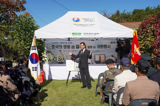 이근원 국방부유해발굴감식단장이 6일 경북 청도군 고(故) 김수덕 일병 유가족 자택에서 열린 '호국의 영웅 귀환 행사'에서 유가족에게 고인의 참전 과정과 유해발굴 경과를 설명하고 있다. 사진 국방부