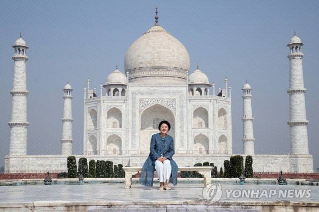 ▲ 2018년 11월 7일(현지시간 ) 모디 인도 총리의 공식 초청으로 인도를 방문 중인 문재인 대통령 부인 김정숙 여사가 인도 우타르프라데시 주 아그라의 타지마할을 방문해 기념촬영을 하고 있다. 연합뉴스 자료사진