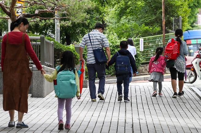 2020년 6월 서울의 한 초등학교에서 1,2학년 학생들이 하교하고 있다. 이준헌 기자