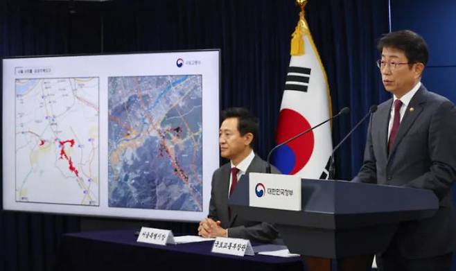 Park Sang-woo, Land, Infrastructure, and Transport Minister, speaks at a joint briefing on the lifting of the green belts at Seoul City Hall. Courtesy of Yonhap News