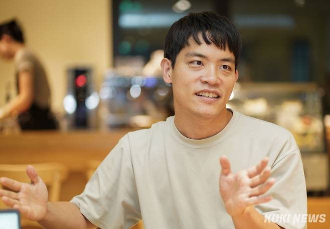 지난 9월26일 서울 서대문구 계절의목소리에서 이한솔 전 청년정책조정위원이 쿠키뉴스와 인터뷰하고 있다. 이 전 위원은 2021년 국토교통부와 함께 주거급여 분리지급 제도를 추진한 인물이다. 사진=유희태 기자