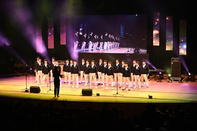 서울 중구 국립극장에서 5일 서울가정법원이 개최한 청소년 문화제 ‘슈퍼 스타일 2024-우리의 무대는 계속될 거야’에서 소년보호기관 위탁 처분을 받은 청소년들이 합창 공연을 선보이고 있다. 서울가정법원 제공