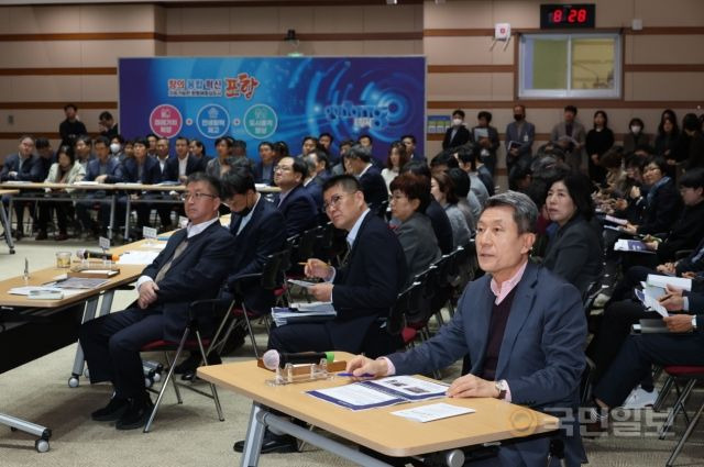 경북 포항시는 6일 시청 대회의실에서 이강덕 포항시장 주재로 확대간부회의를 열었다. 포항시 제공