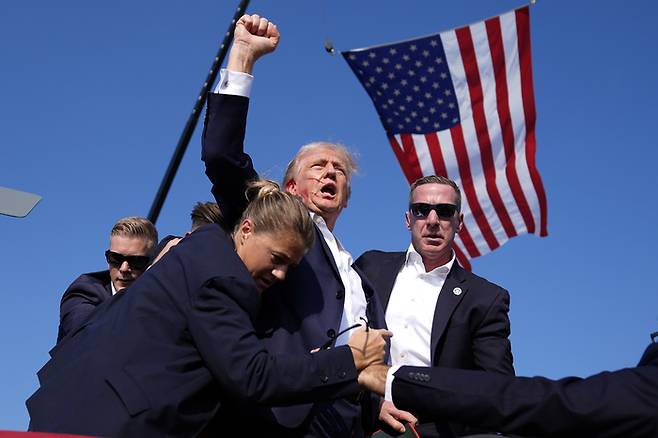 Republican presidential candidate former President Donald Trump is surrounded by U.S. Secret Service agents at a campaign rally, Saturday, July 13, 2024, in Butler, Pa. (AP Photo/Evan Vucci)<All rights reserved by Yonhap News Agency>