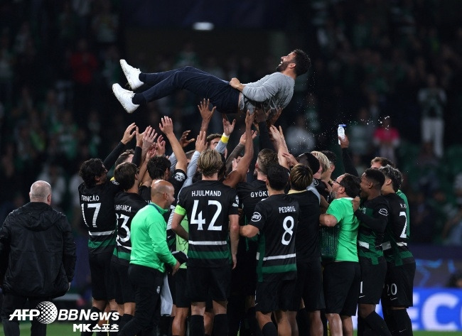 2024-25시즌 유럽축구연맹(UEFA) 챔피언스리그(UCL)에서 맨체스터 시티를 꺾고 승리를 자축하는 후벵 아모림 감독과 작별 인사를 건네는 스포르팅 선수들. 사진(포르투갈 리스본)=ⓒAFPBBNews = News1