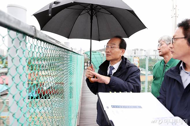 [대전=뉴시스] 김양수 기자 = 이성해 국가철도공단 이사장이 22일 충청권 광역철도 1단계 사업현장을 찾아 사업추진현황을 점검하고 있다. 이 자리서 이 이사장은 "지역 균형발전을 위한 대표적인 광역철도 공사인 충청권 1단계 사업이 조속히 추진될 수 있도록 관계기관과 사업비 등을 적극 협의하겠다"고 밝혔다.(사진=국가철도공단 제공).2024.10.22. photo@newsis.com  *재판매 및 DB 금지 /사진=김양수