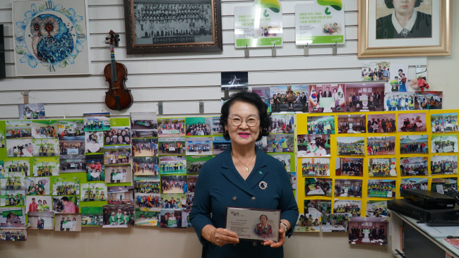 지난해 세상을 떠난 어머니의 이름으로 초록우산에 ‘추모 기부’를 한 고 박순례 씨의 딸 신재숙 씨가 지난달 28일 경북 상주시 본인이 운영하는 카페에서 초록우산이 전달한 감사패를 들어 보이고 있다. 아래 사진은 고 박순례 씨의 생전 모습.  초록우산 제공