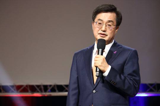 김동연 경기지사가 지난달 28일(현지시간) 오스트리아 센터 빈에서 열린 ‘제28차 세계한인경제인대회’ 개회식에서 ‘휴머노믹스, 대한민국 판갈이 전략’을 주제로 기조강연하고 있다. 연합뉴스