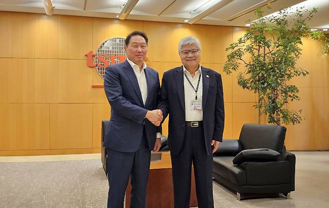 최태원(왼쪽) SK 그룹 회장과 TSMC 웨이저자 회장이 지난 6월 대만 타이베이 TSMC 본사에서 기념 촬영을 하고 있다. [SK 제공]