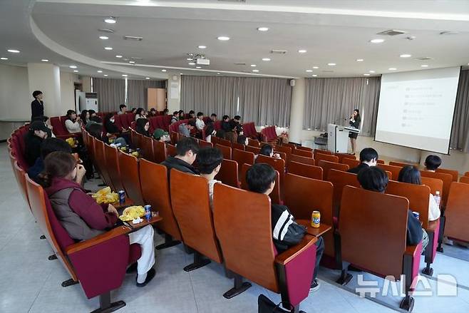 [군포=뉴시스] 한세대는 최근 동문 강사 초청, 항공사 취업 지원 특강을 했다. (사진=한세대 제공). 2024.11.06. photo@newsis.com *재판매 및 DB 금지