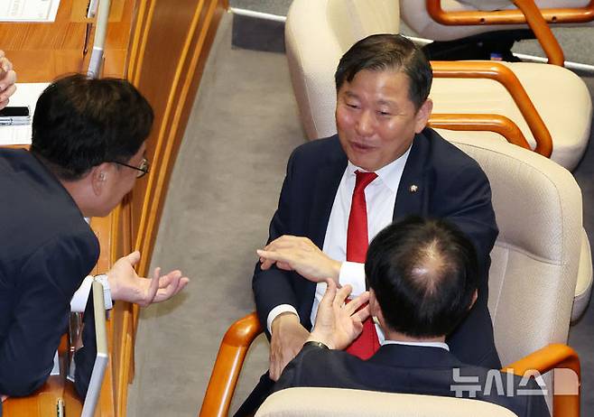 [서울=뉴시스] 조성우 기자 = 이철규(오른쪽 위) 국민의힘 의원이 26일 오후 서울 여의도 국회에서 열린 제418회국회(정기회) 제9차 본회의에서 동료 의원들과 대화하고 있다. 2024.09.26. xconfind@newsis.com