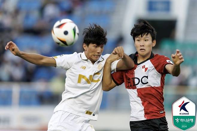 [서울=뉴시스] 프로축구 K리그2 서울이랜드FC의 변경준과 부산아이파크 김희승. (사진=한국프로축구연맹 제공)  *재판매 및 DB 금지