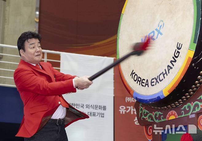 [서울=뉴시스] 김근수 기자 =  백종원 더본 코리아 대표이사가 6일 서울 여의도 한국거래소 홍보관에서 더본 코리아 상장식에서 기념북을 치고 있다. 2024.11.06. ks@newsis.com