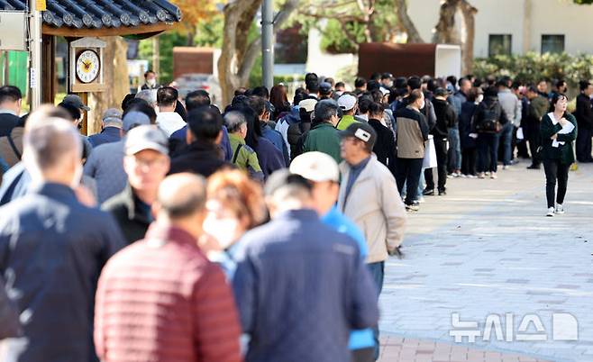 [대구=뉴시스] 이무열 기자 = 6일 대구 북구 대구복합스포츠타운 시민체육관에서 열린 ‘2024 행복 북구 구인·구직 만남의 날’을 찾은 구직자들이 입장을 위해 줄 서 있다. 2024.10.06. lmy@newsis.com