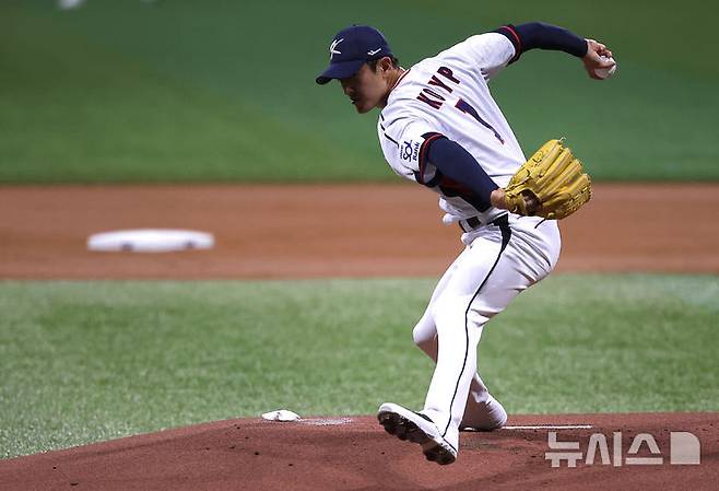 [서울=뉴시스] 정병혁 기자 = 6일 서울 구로구 고척스카이돔에서 2024 WBSC 프리미어12를 앞두고 열린 한국 야구대표팀과 상무의 연습경기, 1회초 무사 주자없는 상황 대표팀 선발 고영표가 역투하고 있다. 2024.11.06. jhope@newsis.com