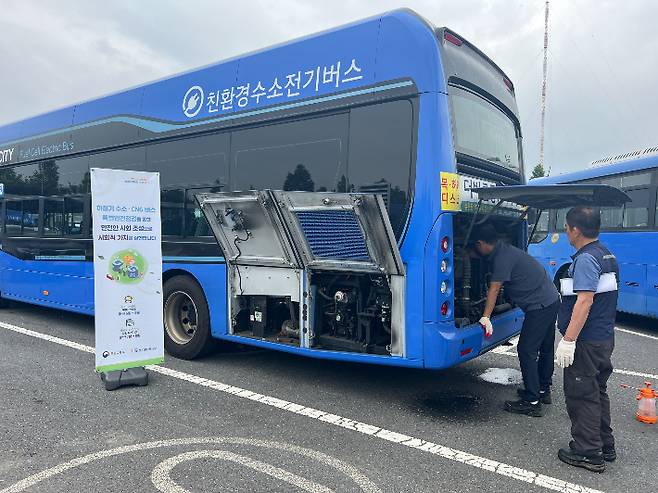 국토부와 TS가 수소전기버스에 대한 안전점검을 실시하고 있다. TS제공