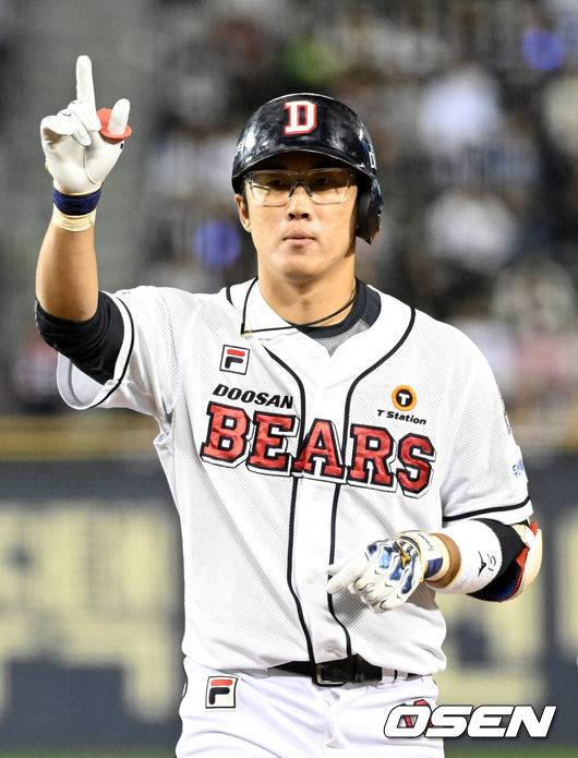 [OSEN=잠실, 이대선 기자] 2일 오후 서울 잠실야구장에서 2024 신한 SOL뱅크 KBO 포스트시즌 와일드카드 결정 1차전 두산 베어스와 KT 위즈의 경기가 열렸다.7말 1사에서 두산 허경민이 좌전 안타를 치고 환호하고 있다. 2024.10.02 /