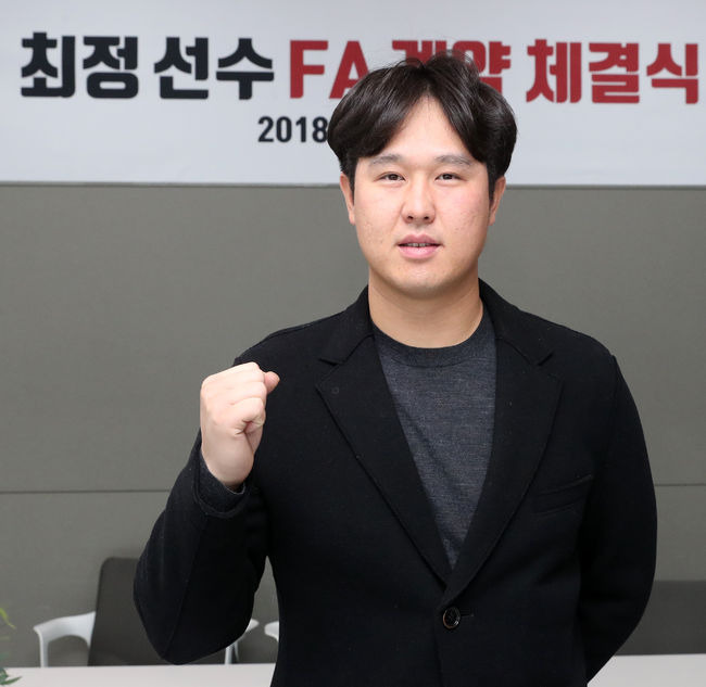 2018년 12월 두 번째 FA 계약을 마친 뒤 포즈를 취한 최정. /SK 와이번스 제공