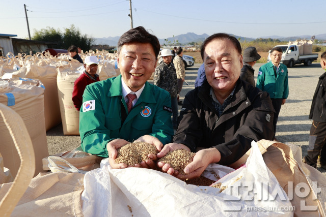 ▲11월 11일부터 공공비축미곡 매입 시작_ 공공비축미를 매입하고 있다(자료사진 2023년)(좌 김철우 보성군수 우 김경열 보성군 의회 의장)ⓒ보성군