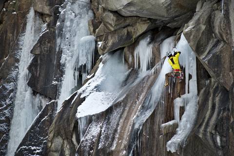 두꺼운 빙벽 구간으로 접어들기 전 스크루를 박고 있다.