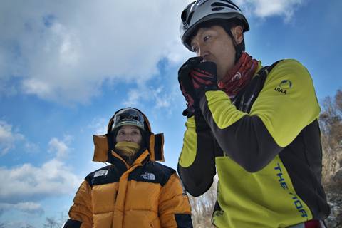 이창현이 등반을 앞두고 얼은손에 입김을 불어 녹이고 있다. 아내 장하숙이 걱정스런 눈빛으로 바라본다.
