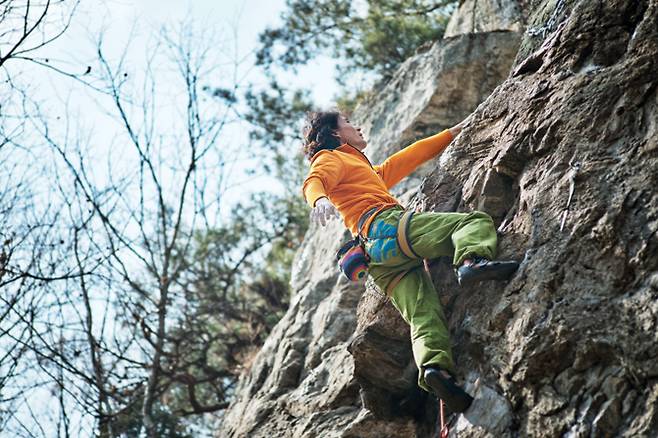 범굴암 '-5.10'(5.11b/d) 루트 상단 크럭스를 돌파해 쌍볼트 클립을 목전에 둔 조경아.