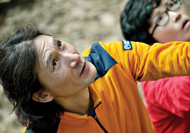 바윗길을 살피며 조언하는 조경아.