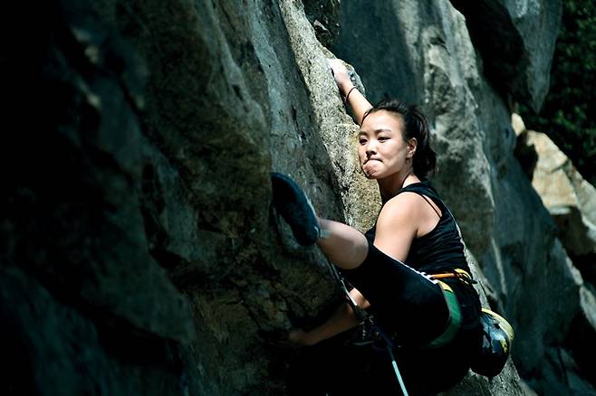 미안해요. 고마워요(5.11a)'의 하단 크럭스 돌파를 시도하는 김윤아. 단신의 약점을 훈련으로 극복한 노력파다.