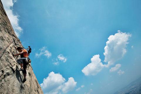 폭우가 지나간 다음날 깨끗한 하늘을 배경으로 거룡길 1피치를 오르는 전양준.