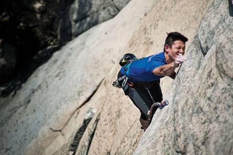 손가락 끝으로 낚아챈 홀드를 놓치지 않기 위해 안간힘을 쓰는 김한진. 거룡길 1피치의 인공등반 구간을 자유등반으로 돌파하고 있다.