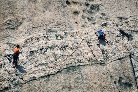 거룡길 2피치, 용의 몸통을 타고 인수봉 정상을 향해 승천한다.