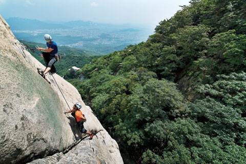 코오롱등산학교의 중견강사 전양준과 막내강사 김한진이 한 줄을 묶었다. 하늘길에서 본 서울 강북구와 노원구 일대가 시원하다.