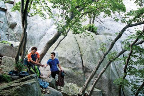 등반을 마치고 장비를 정리하는 전양준과 김한진. 북한산 기슭의 우이동 코오롱등산학교 교육센터를 지키는 강사들이다.