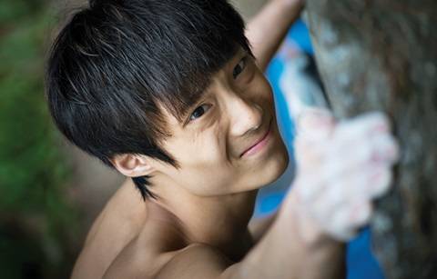 홀드를 잡은 천종원의 눈동자에 바위가 비친다. 오직 오른다는 집념으로 국내에서 가장 어렵다는 볼더 '럭키'를 완등했다.