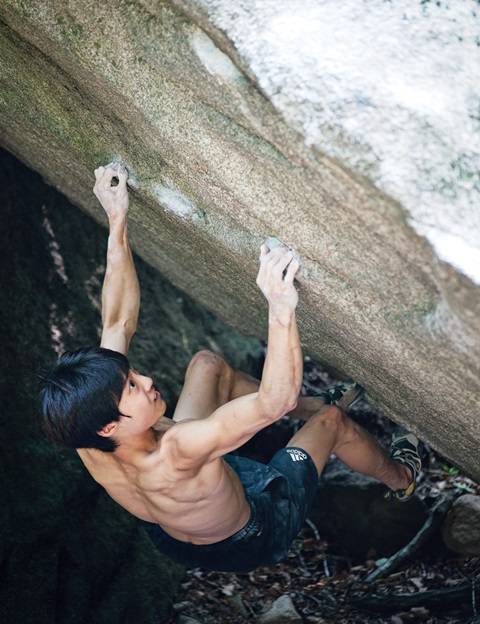 국내 최강의 크럭스를 돌파하는 천종원. 손가락으로 버티며 몸을 끌어올려야 하는 럭키의 최강 난제다.
