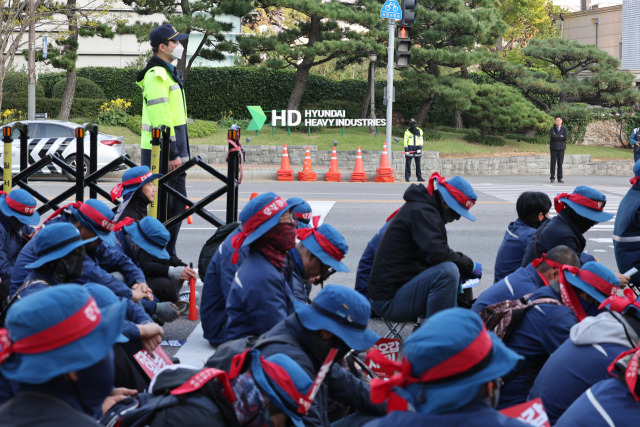 지난 5일 오후 울산 동구 HD현대중공업 정문 앞에서 HD현대중공업 규탄 결의대회가 열리고 있다. 연합뉴스