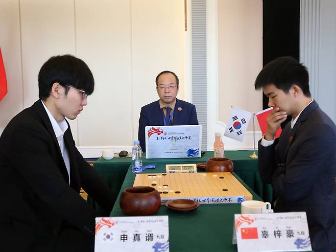 신진서 9단(왼쪽)과 구쯔하오 9단.   한국기원 제공