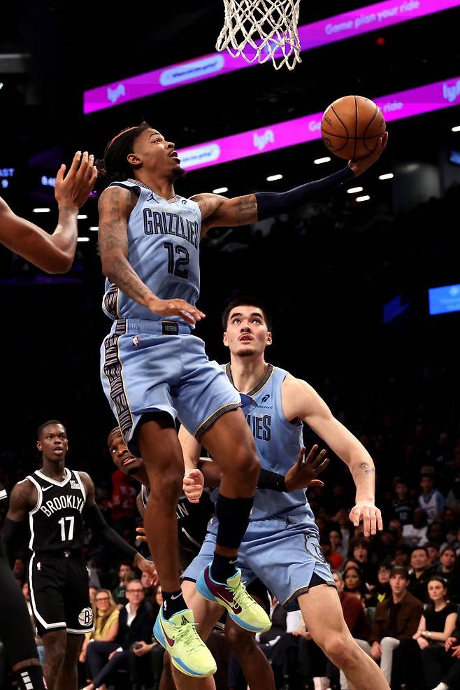 멤피스 자 모란트가 5일 브루클린전에서 환상적인 360도 레이업슛을 터뜨리고 있다. Getty Images코리아
