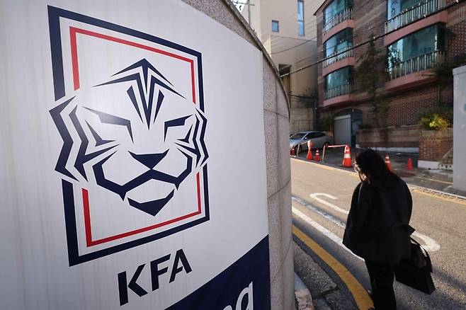 정몽규 회장 ‘중징계’ 하라는 문체부 감사결과에 ‘반박’으로 맞선 KFA “동의 어려워…재심의 요청 검토한다”